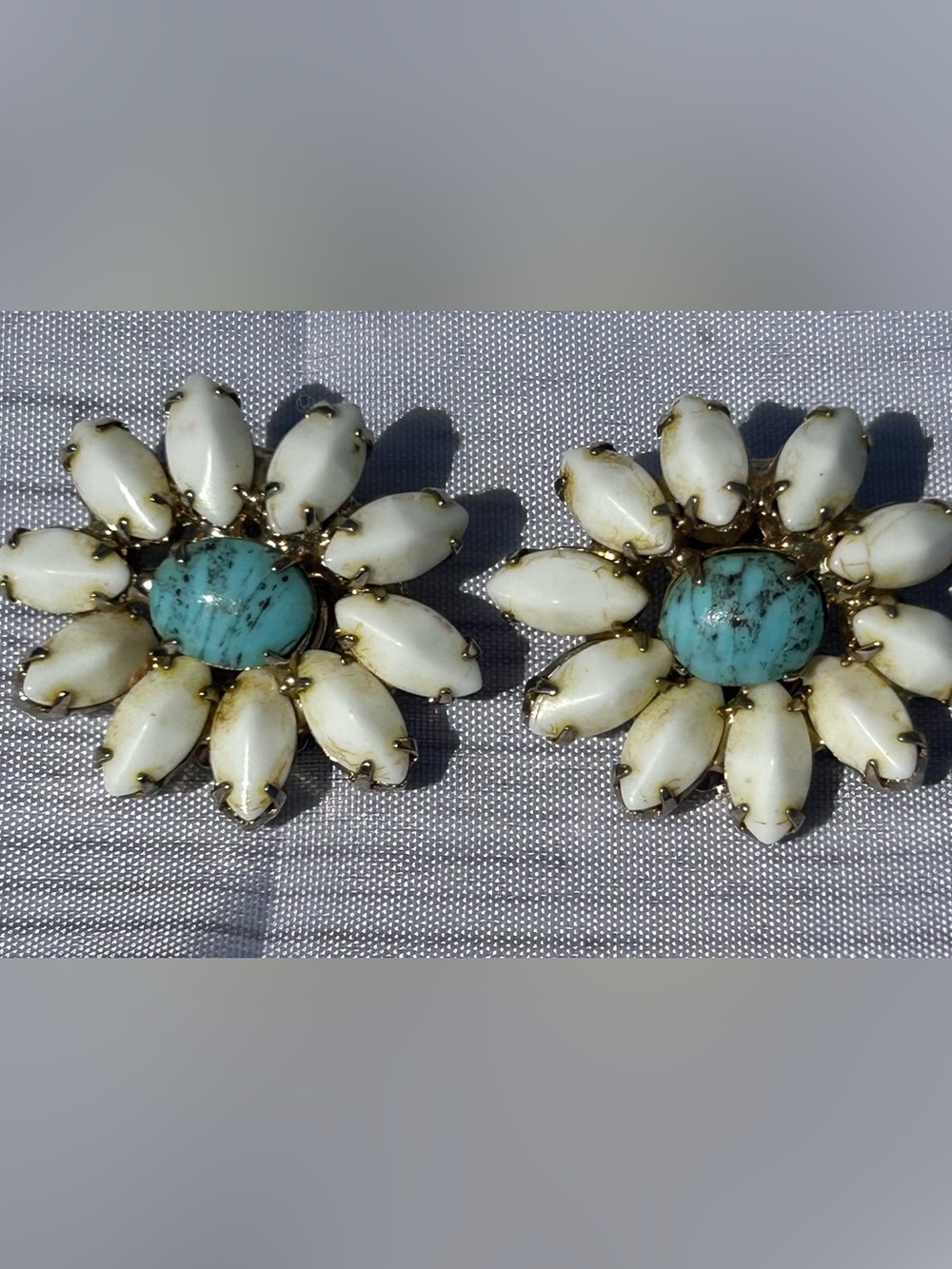 Vintage Weiss White and Turquoise Floral Statement Clip On Earrings